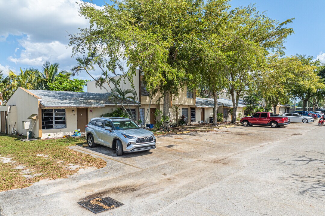 4138-4153 SW 61st Ave in Davie, FL - Building Photo