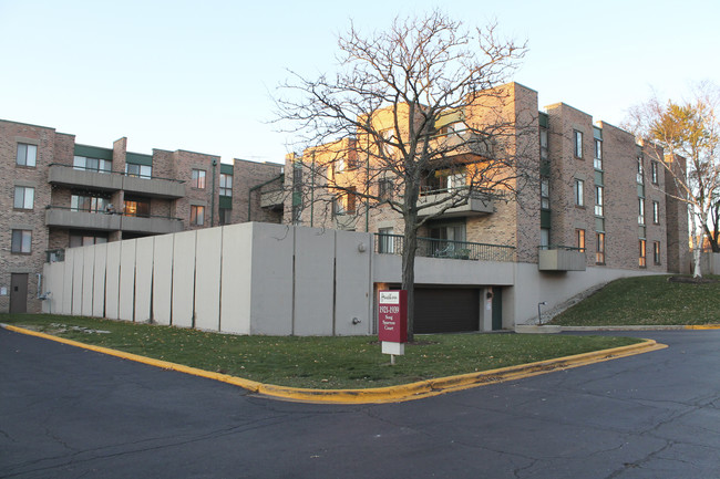 Walden Condominiums in Schaumburg, IL - Building Photo - Building Photo