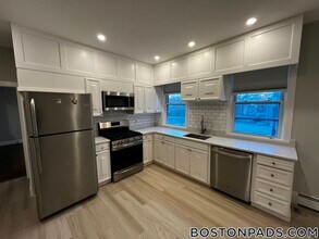 158 Holland St, Unit 1 in Somerville, MA - Building Photo - Building Photo