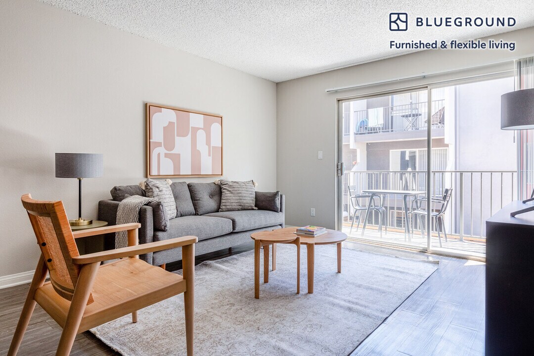 3941 Veselich Ave, Unit FL2-ID501 in Los Angeles, CA - Building Photo