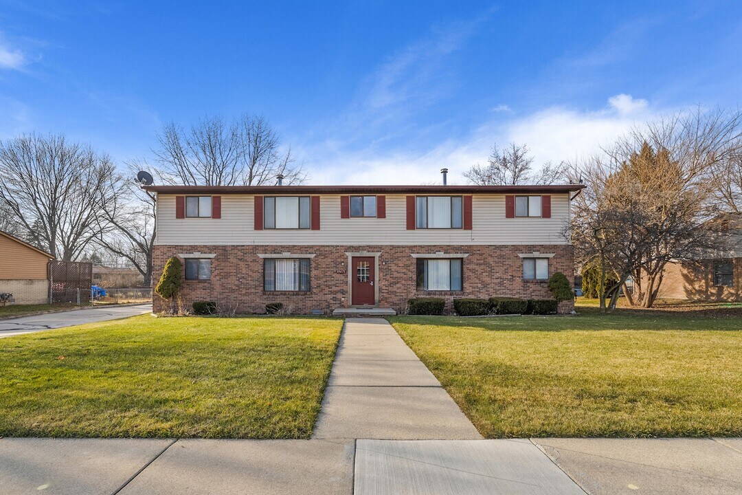 39471 Jefferson Ave-Unit -4 in Harrison Township, MI - Building Photo