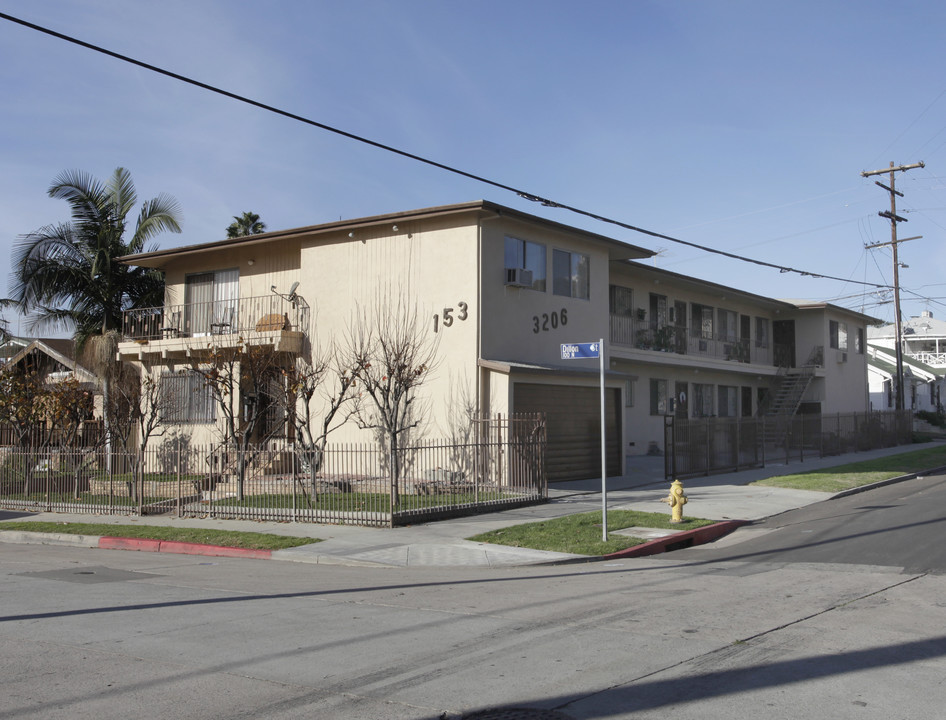 153 N Dillon St in Los Angeles, CA - Building Photo