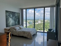 325 S Biscayne Blvd in Miami, FL - Foto de edificio - Building Photo