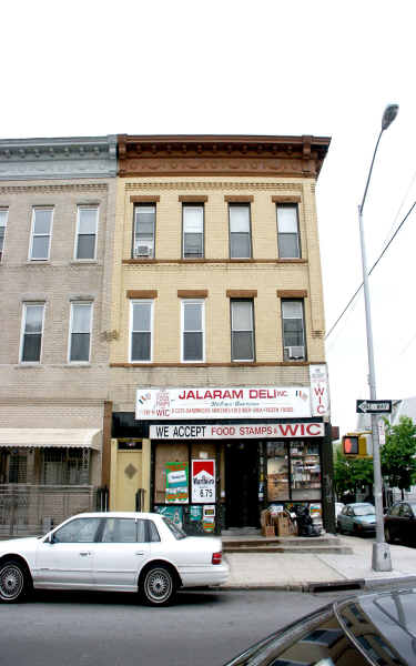 402 Onderdonk Ave in Ridgewood, NY - Building Photo