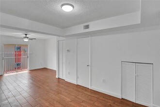 7755 W 30th Ct in Hialeah, FL - Foto de edificio - Building Photo