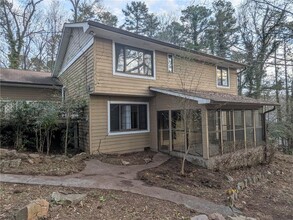 2401 Nuckolls Rd in Cumming, GA - Foto de edificio - Building Photo