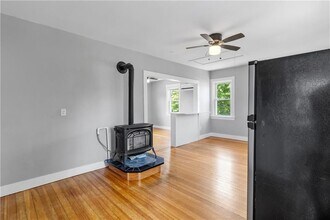 291 Maple Ave in Barrington, RI - Building Photo - Building Photo