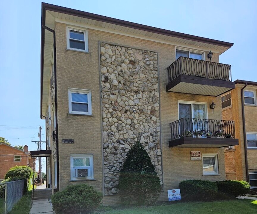 7511 W Fullerton Ave in Elmwood Park, IL - Building Photo