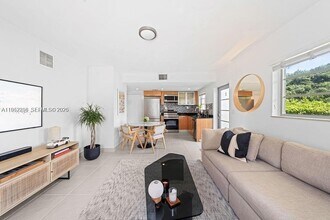 1050 7th St, Unit 1050-3 in Miami Beach, FL - Foto de edificio - Building Photo