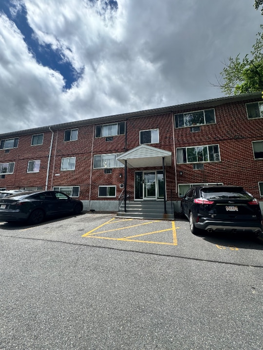 137 Winthrop St in Framingham, MA - Building Photo