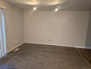 30 Glenview Dr in Cromwell, CT - Foto de edificio - Building Photo