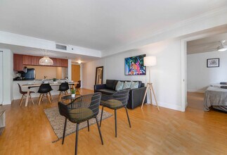 1 SE 12th St in Miami, FL - Building Photo - Building Photo