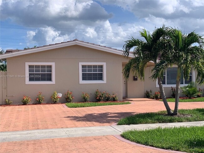 9800 SW 12th Ter in Miami, FL - Foto de edificio - Building Photo