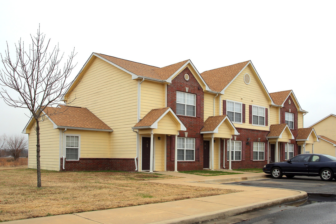 Hilldale Springs in Muskogee, OK - Building Photo