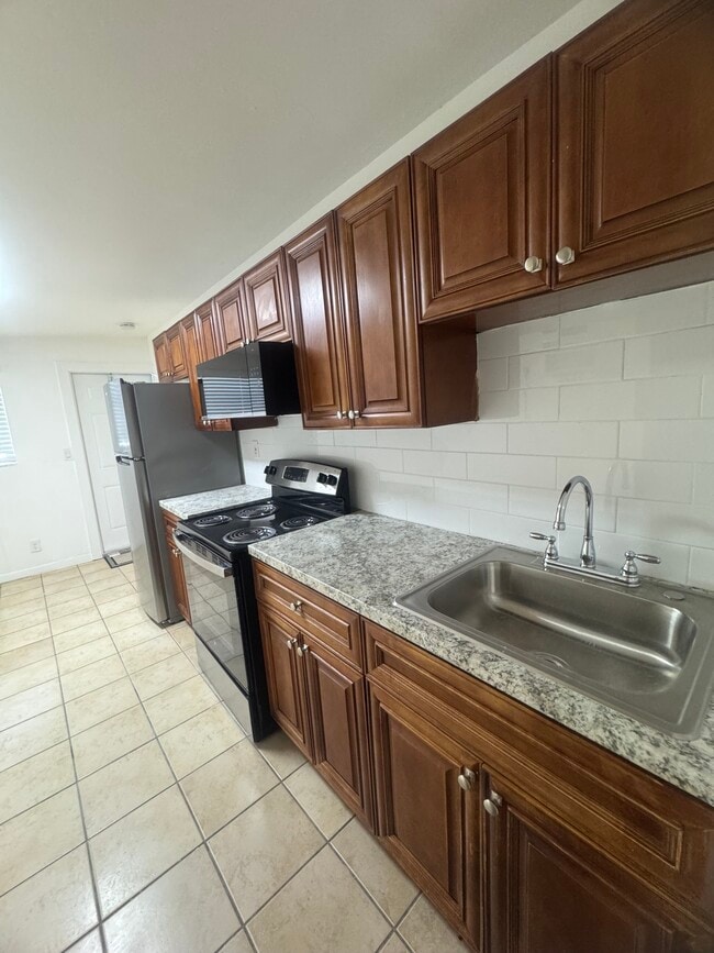 33 E 27th St, Unit 1 in Riviera Beach, FL - Building Photo - Building Photo