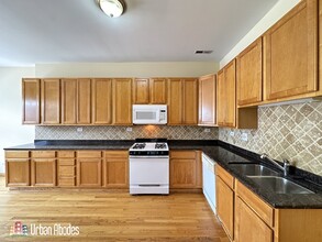 2136 W Chicago Ave, Unit M06B in Chicago, IL - Foto de edificio - Building Photo