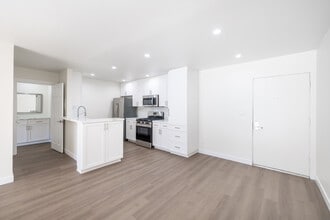 Enclave 693 in Thousand Oaks, CA - Building Photo - Building Photo