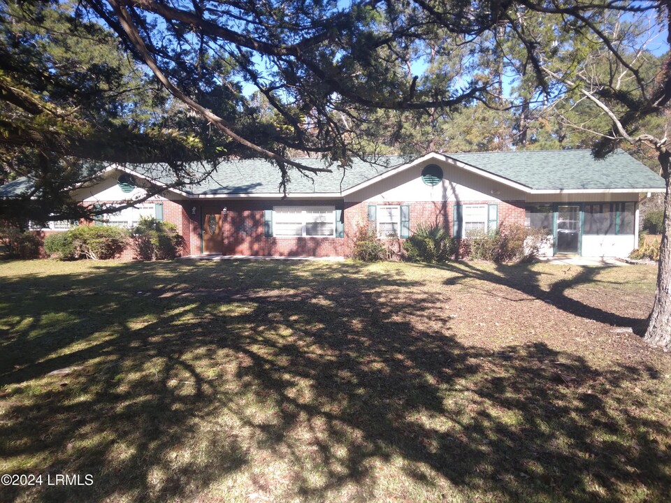 1465 Brickyard Rd in Hardeeville, SC - Building Photo