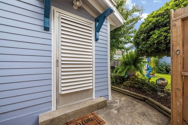 3515 Avenue R, Unit Rear in Galveston, TX - Building Photo - Building Photo