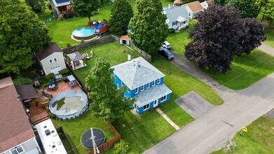44 McGregor Ave in Maine, NY - Foto de edificio - Building Photo