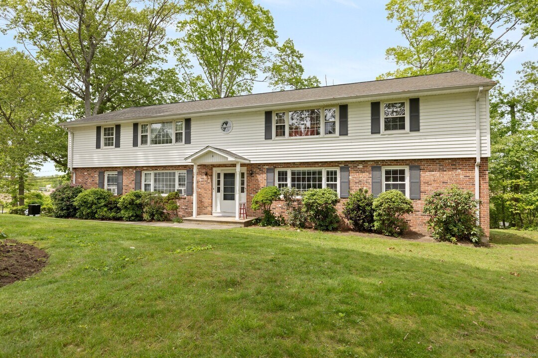 280 E Main St in Clinton, CT - Building Photo