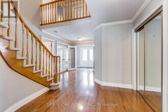 1369 Mapleridge Crescent in Oakville, ON - Building Photo - Building Photo
