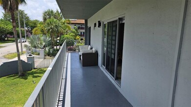 7401 SW 82nd St in Miami, FL - Foto de edificio - Building Photo