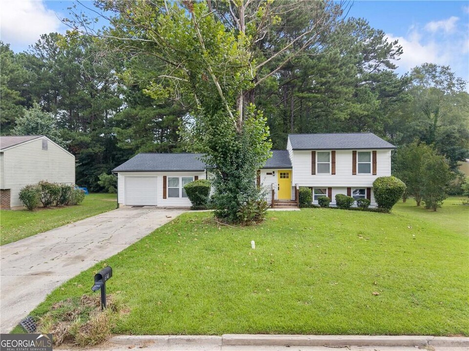 6940 Cainwood Dr in College Park, GA - Building Photo