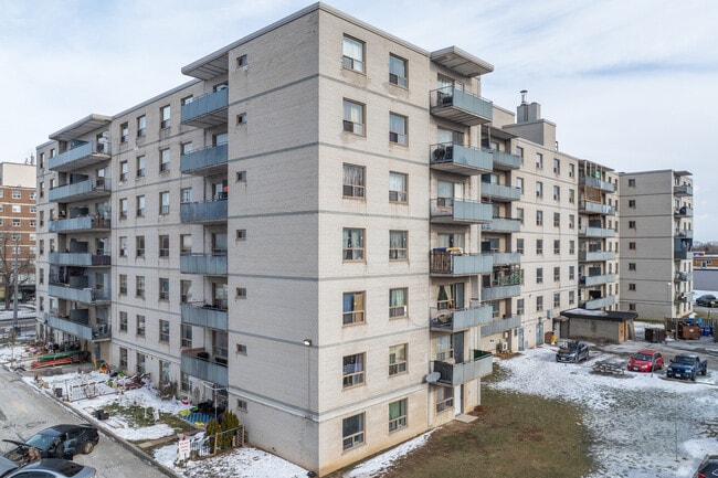 Rose Garden Apartments in Oshawa, ON - Building Photo - Building Photo