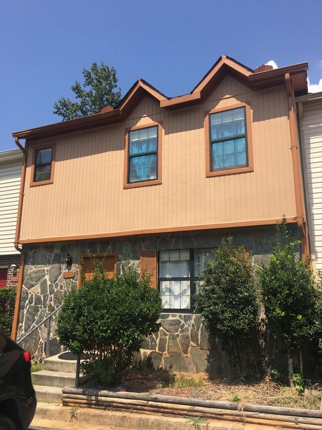 property at 2100 Lenoa Ln