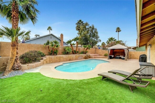 property at 3112 La Mesa Dr