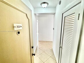 1430 Brickell Bay Dr in Miami, FL - Building Photo - Building Photo