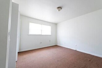 7901 S Paxton Chicago, IL 60617 in Chicago, IL - Building Photo - Building Photo