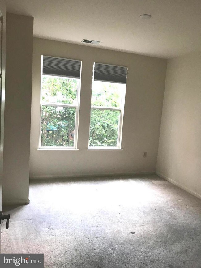 2665 Prosperity Ave-Unit -221 in Fairfax, VA - Building Photo - Building Photo