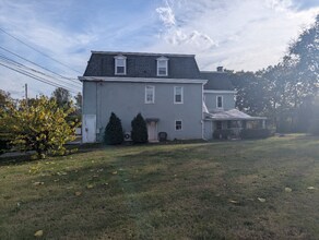 144 N Main St in Douglassville, PA - Foto de edificio - Building Photo