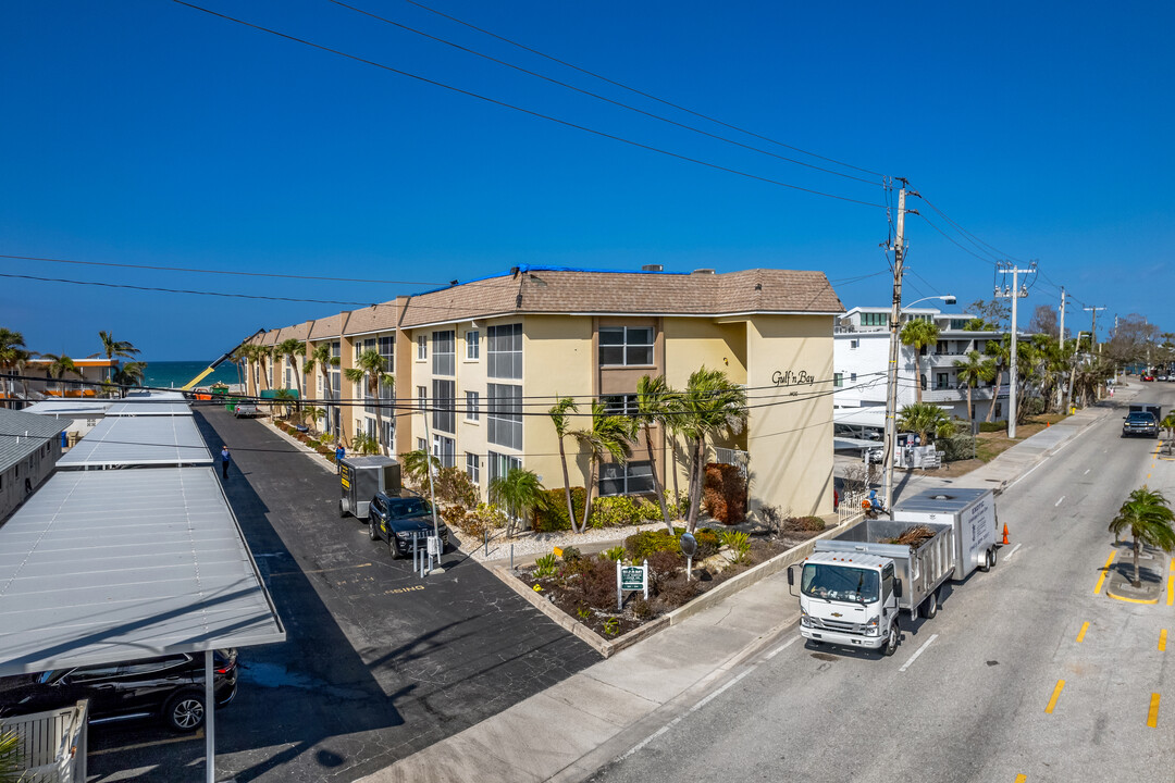 Gulfn Bay in Venice, FL - Building Photo