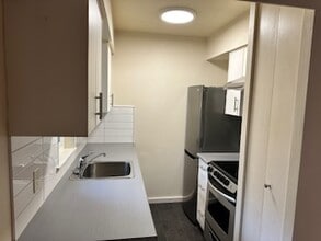 1255 Grant St in Victoria, BC - Building Photo - Building Photo