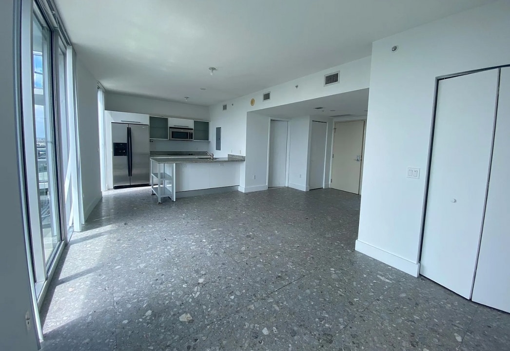 185 SW 7th St, Unit 1500 in Miami, FL - Foto de edificio