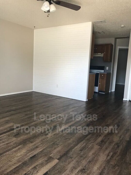 1419 W Kilpatrick St in Cleburne, TX - Building Photo
