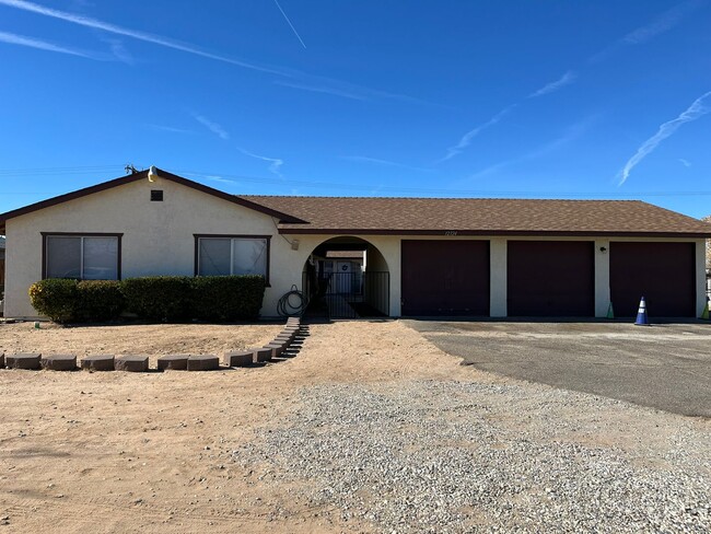 12324 Kiowa Rd in Apple Valley, CA - Building Photo - Building Photo