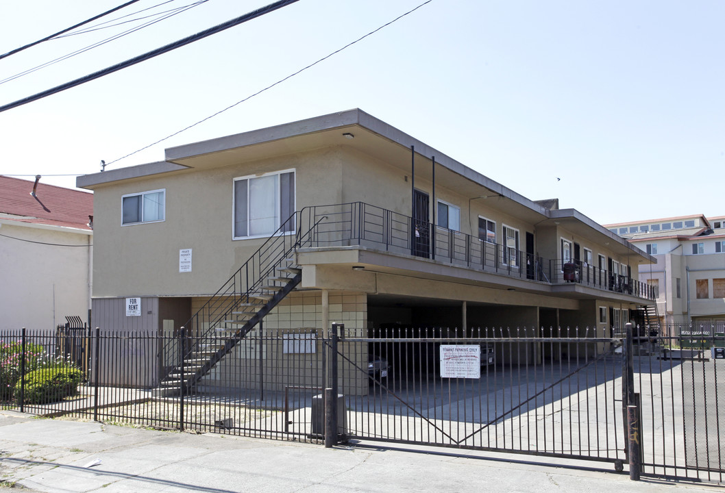 1071 81st Ave in Oakland, CA - Foto de edificio