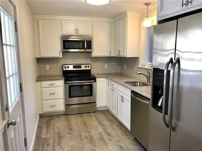 22 Dearborn St in Newport, RI - Foto de edificio - Building Photo