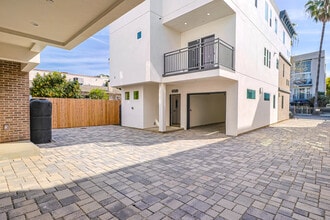 1227 N June St in Los Angeles, CA - Foto de edificio - Building Photo