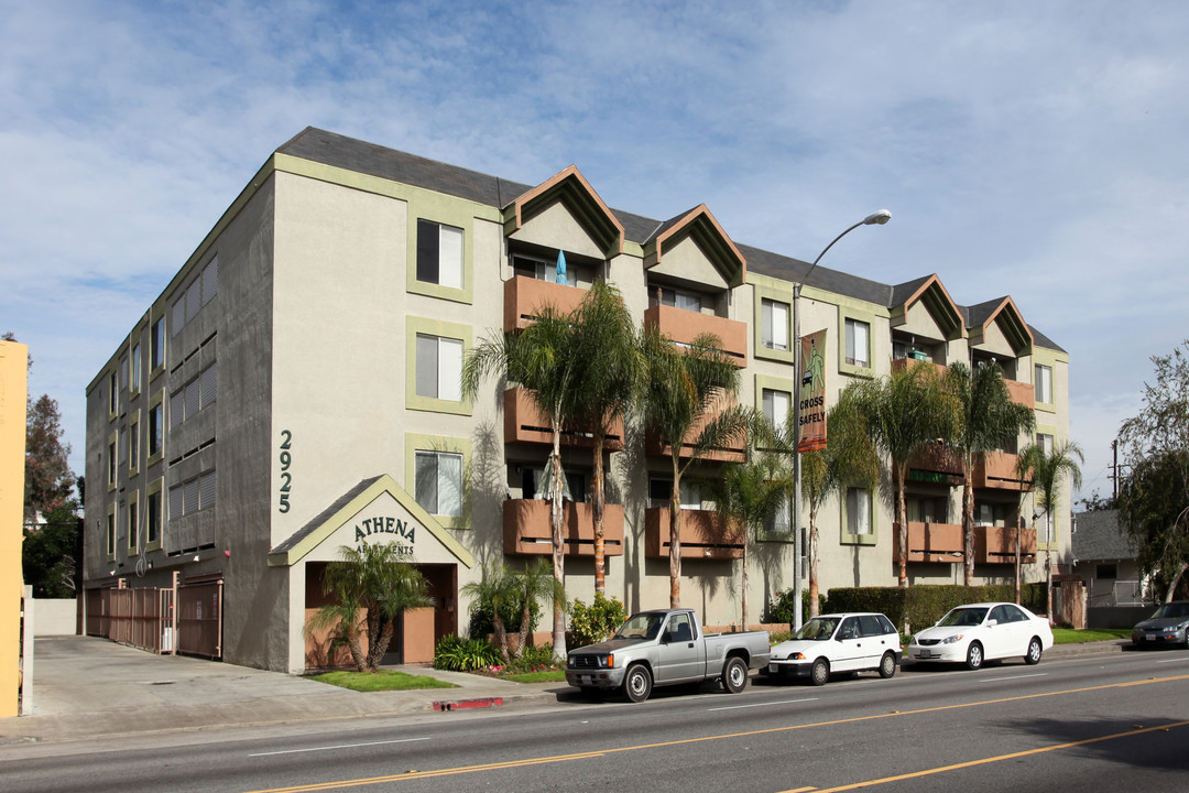 Athena Apartments in Long Beach, CA - Foto de edificio