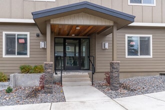 Lakeside Place Apartments in Bend, OR - Foto de edificio - Building Photo