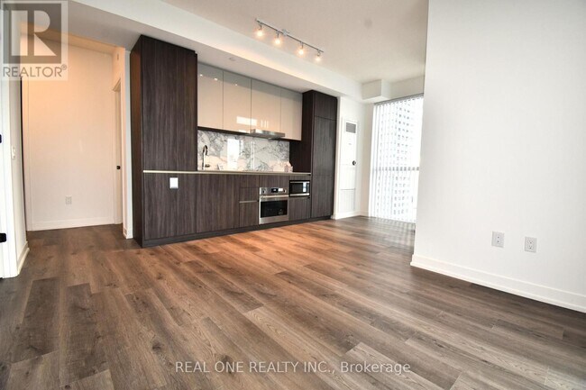 8 Interchange Wy in Vaughan, ON - Building Photo - Building Photo