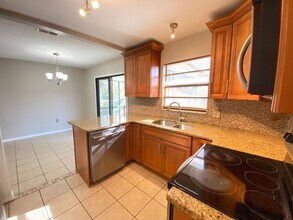 2/2 home with garage - tile on inside with in Kissimmee, FL - Building Photo - Building Photo