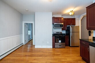 63 Mozart St, Unit 1 in Boston, MA - Foto de edificio - Building Photo