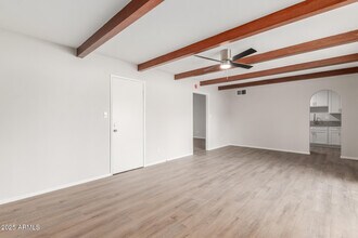 9033 N 15th Dr in Phoenix, AZ - Foto de edificio - Building Photo
