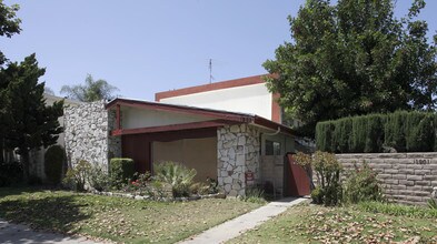 1909 E Wilshire Ave in Fullerton, CA - Foto de edificio - Building Photo
